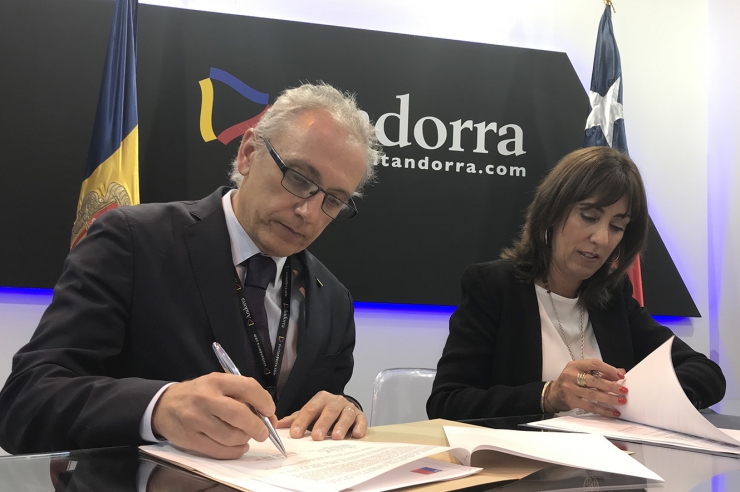 El ministre de Turisme Francesc Camp i la subsecretària de Turisme de Xile, Mònica Beatriz Zalaquett, durant la signatura de l'acord.